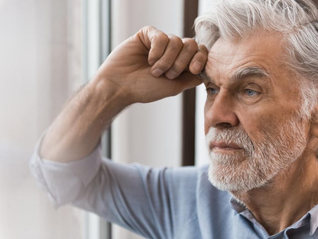 jubilado mirando al frente pensando en su jubilación